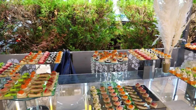 Centre de table fleuri en gros plan pour décoration de mariage