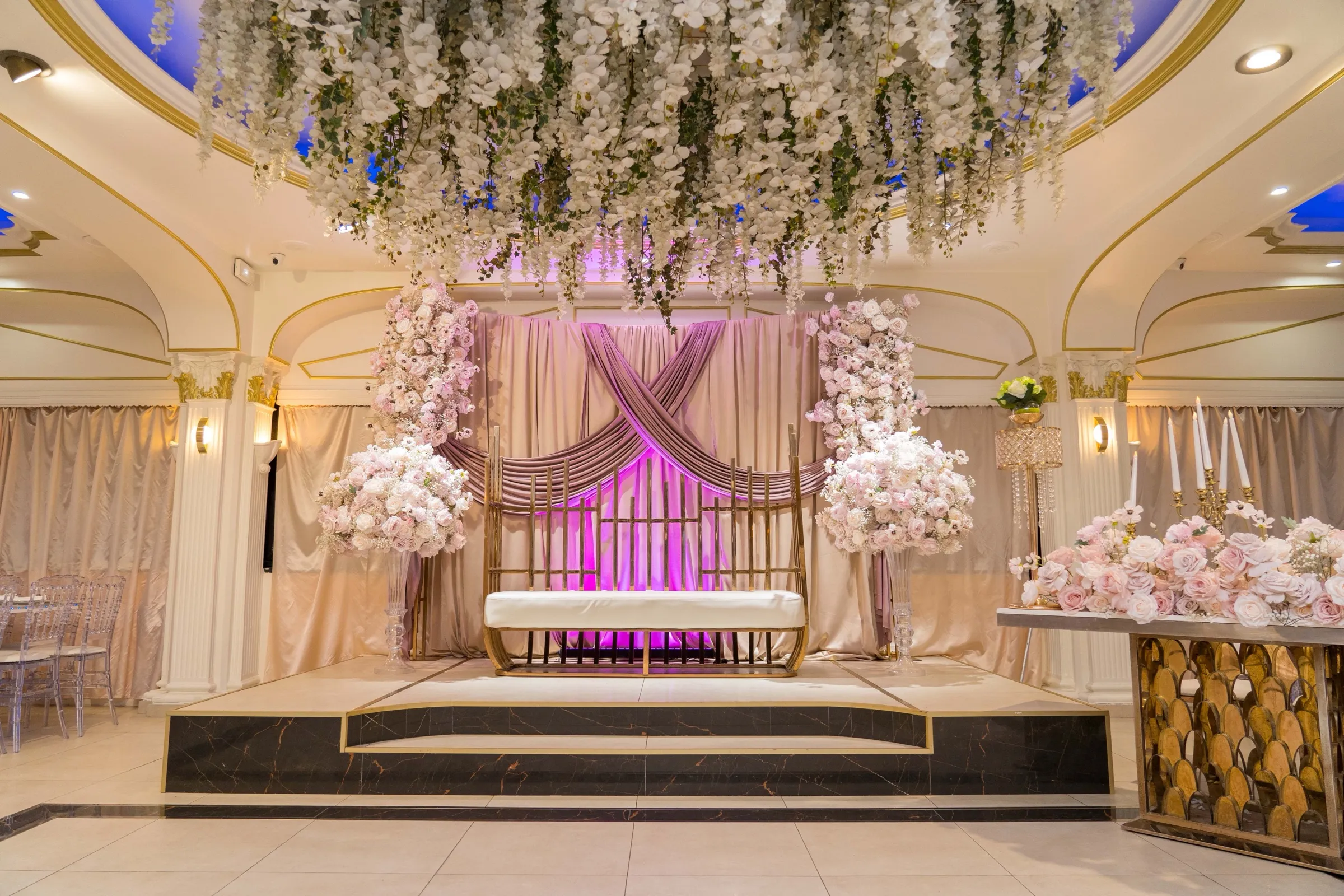 Backdrop drapé rose avec arches florales