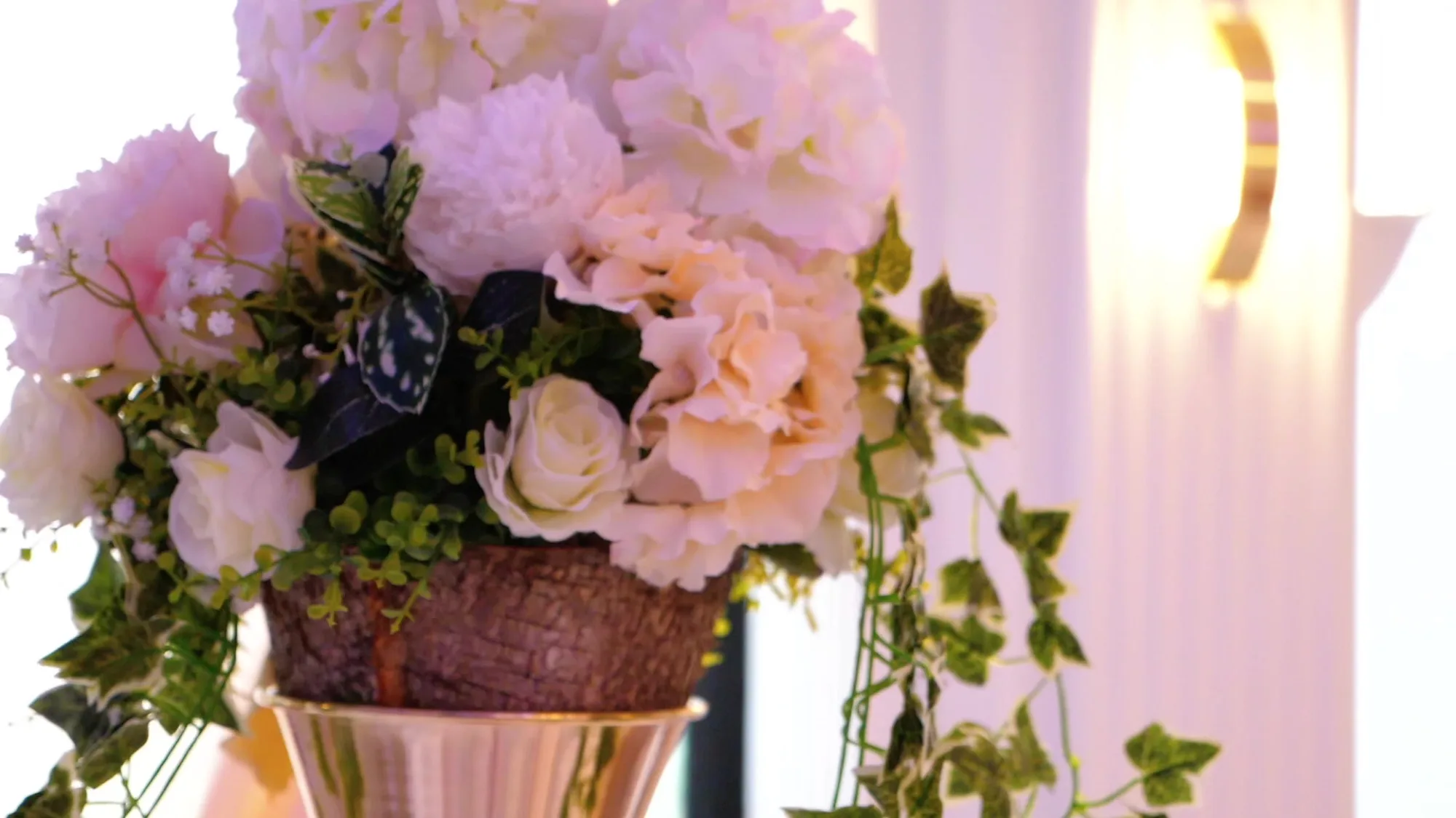 Table de mariage élégante avec centres de table roses et décoration événementielle
