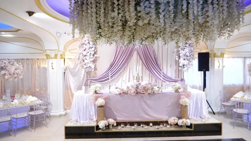 Vidéo de l'espace d'honneur et du plafond floral de la salle L'Orchidée