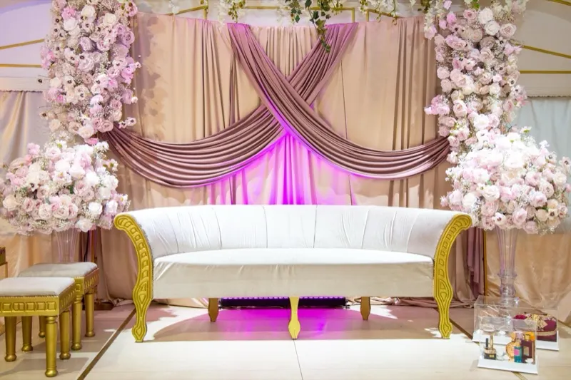 Arche florale et détails de décoration de la salle L'Orchidée