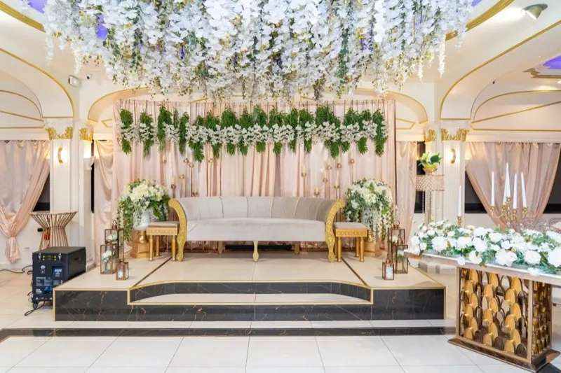Scène fleurie pour mariage oriental à Antony