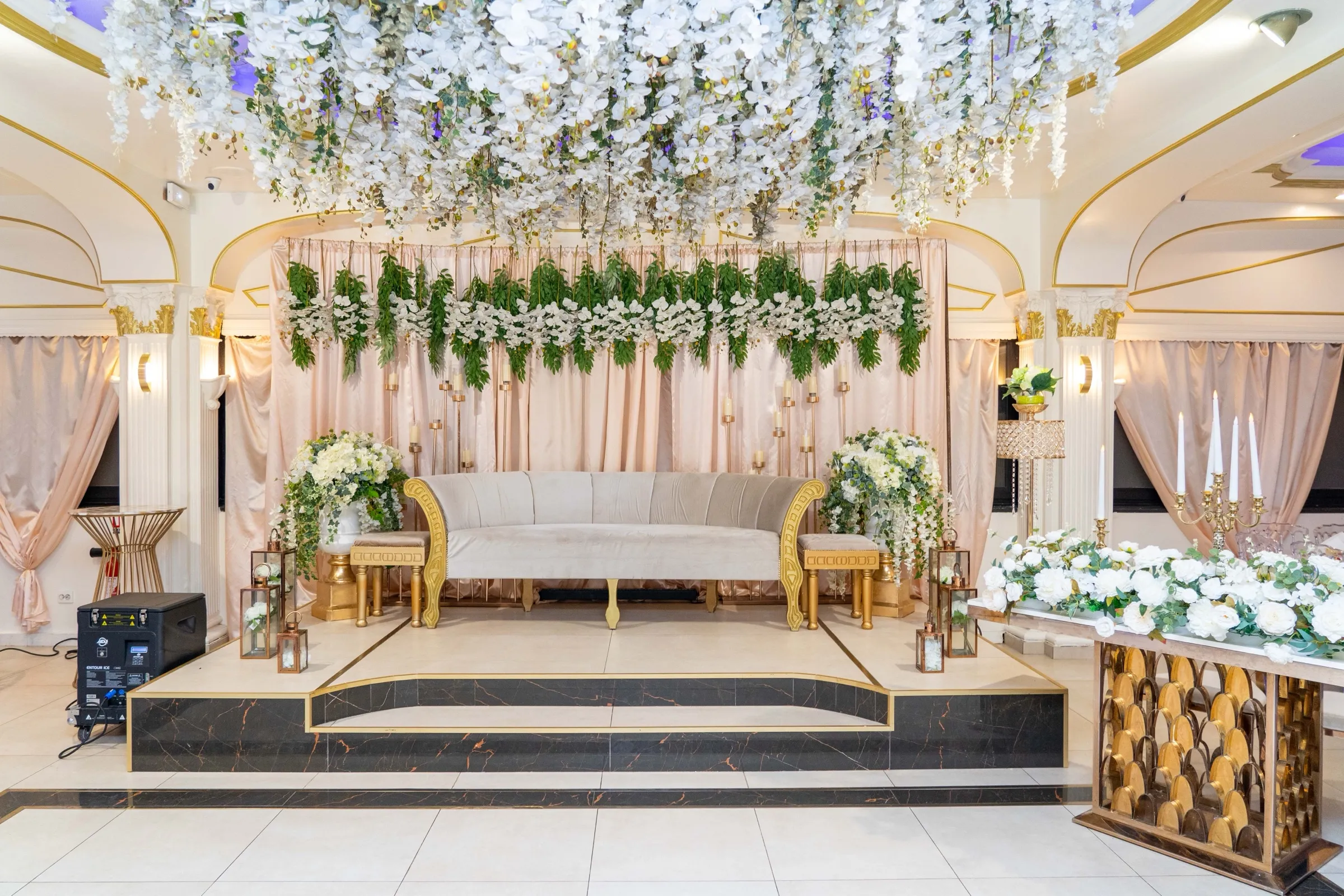 Scène fleurie et espace d'honneur de L'Orchidée pour un mariage