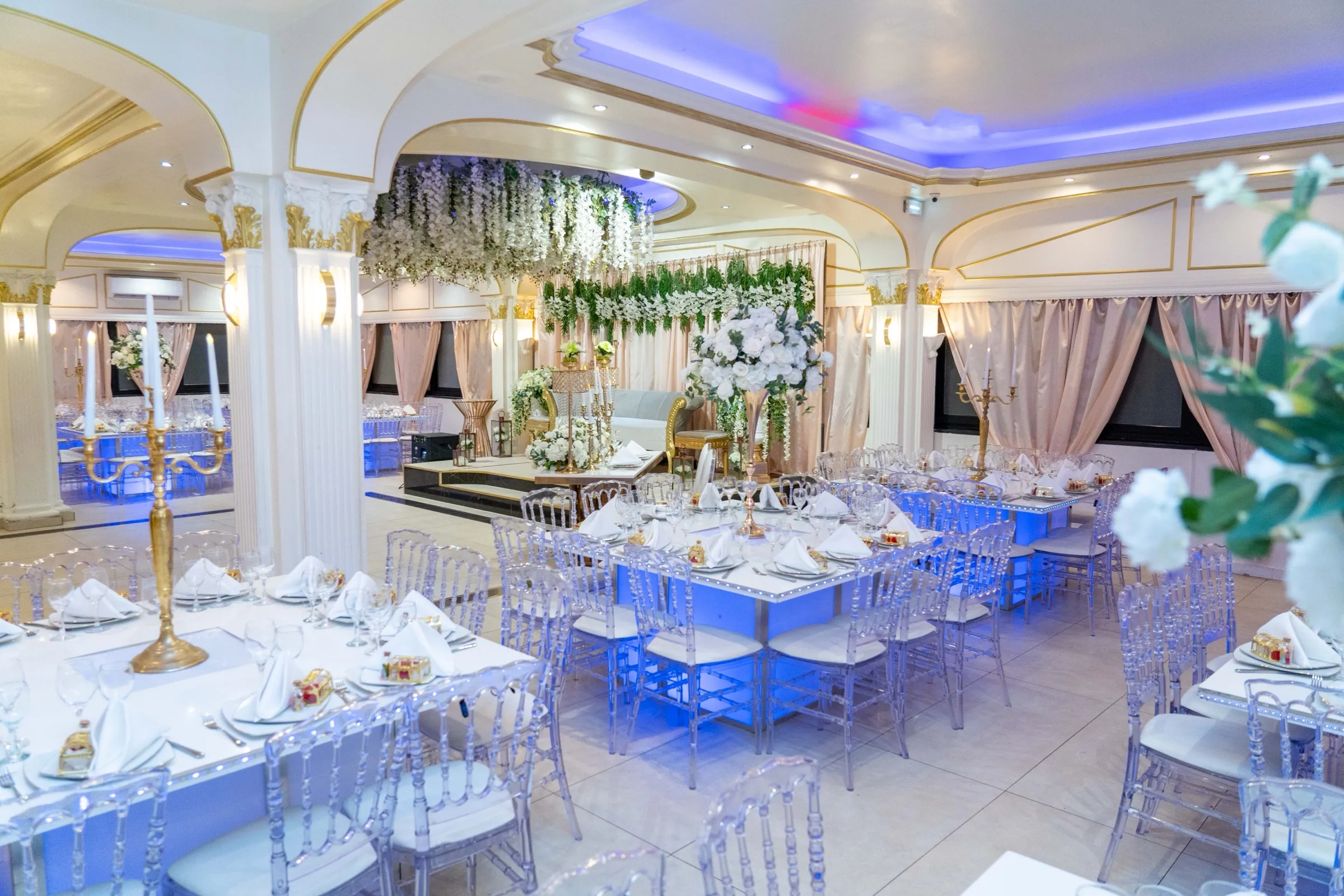 Vue panoramique de la salle L'Orchidée avec colonnes, arches et tables dressées