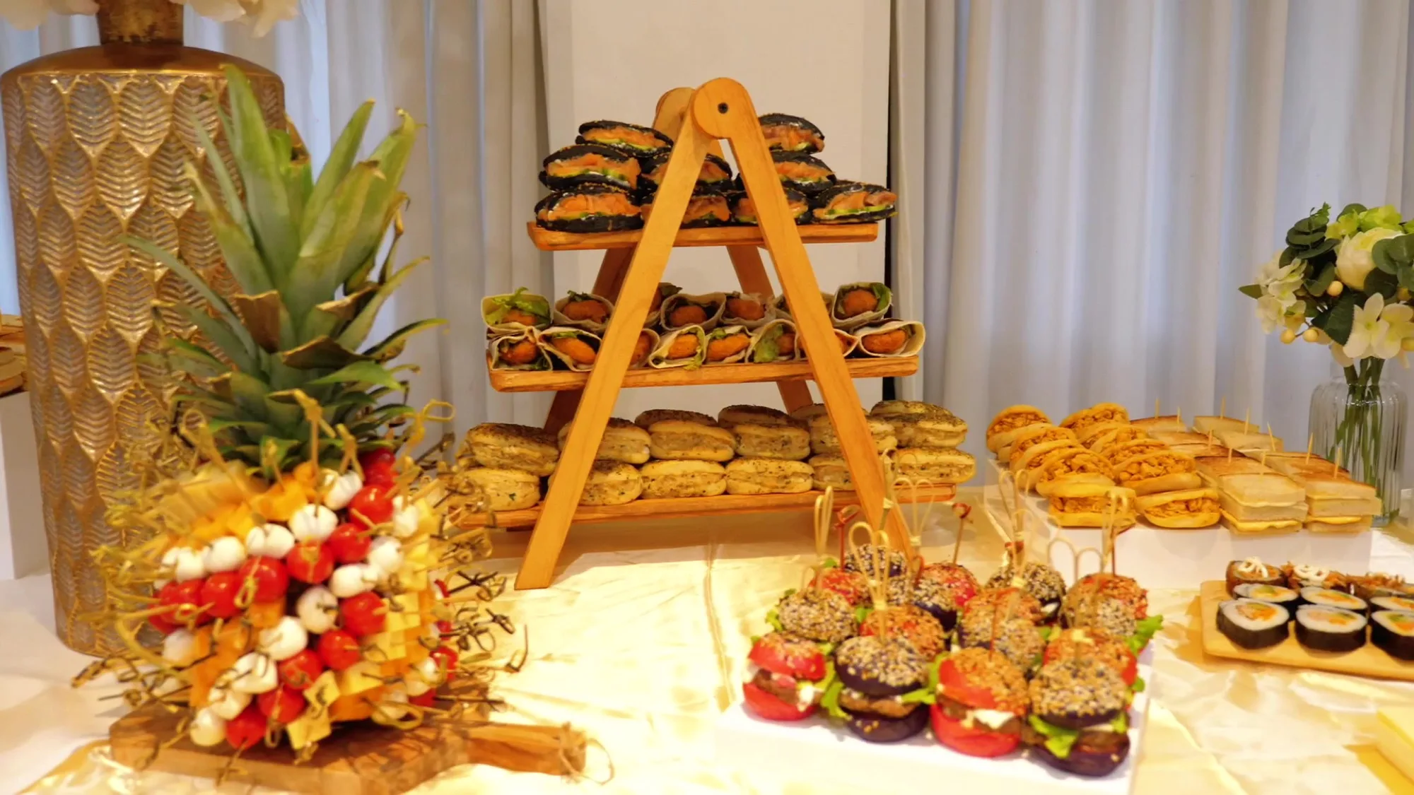 Canapés et fruits frais pour un buffet cocktail traiteur
