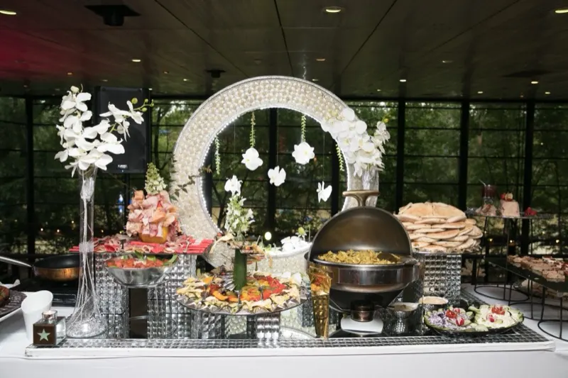 Pièces de cocktail préparées pour un repas de mariage par un traiteur