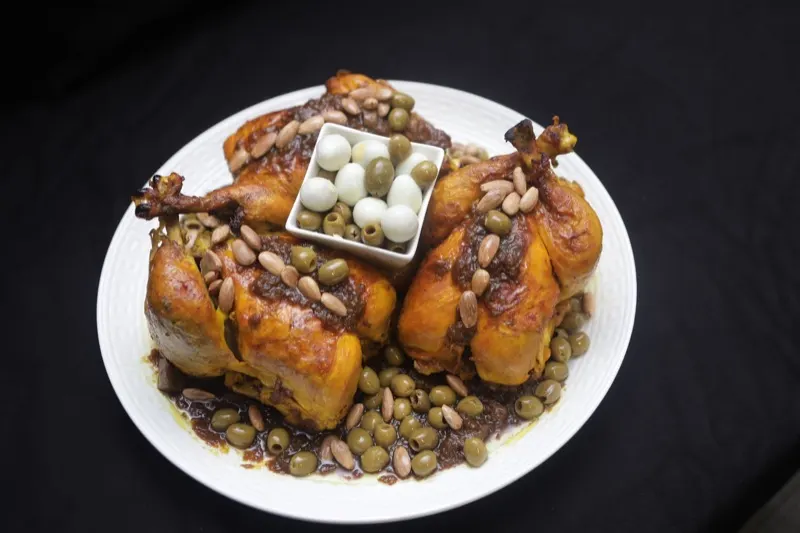Poulet rôti aux olives et citron confit, traiteur Maral Events
