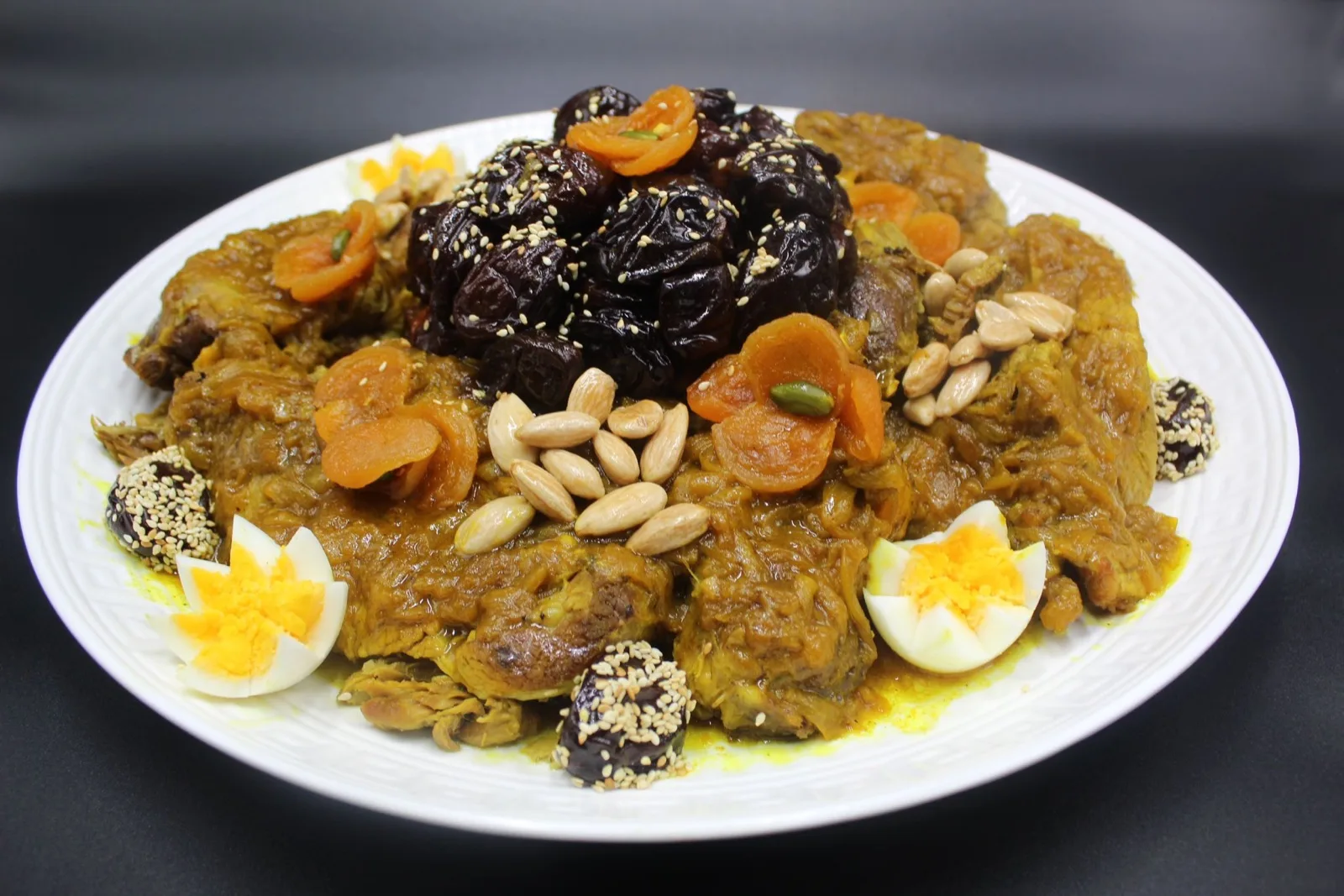 Tajine de poulet aux pruneaux, amandes et sésame préparé par le traiteur Maral Events
